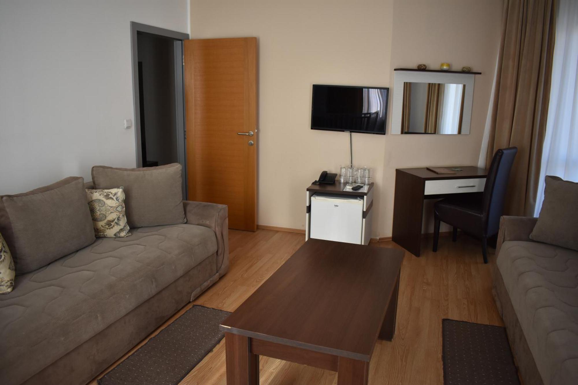Garni Hotel Lion 雅戈丁那 外观 照片