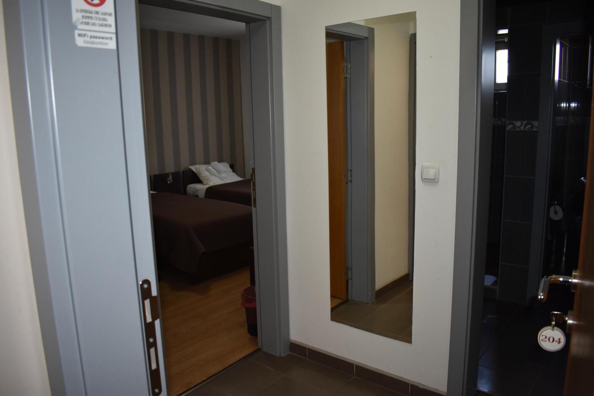 Garni Hotel Lion 雅戈丁那 外观 照片